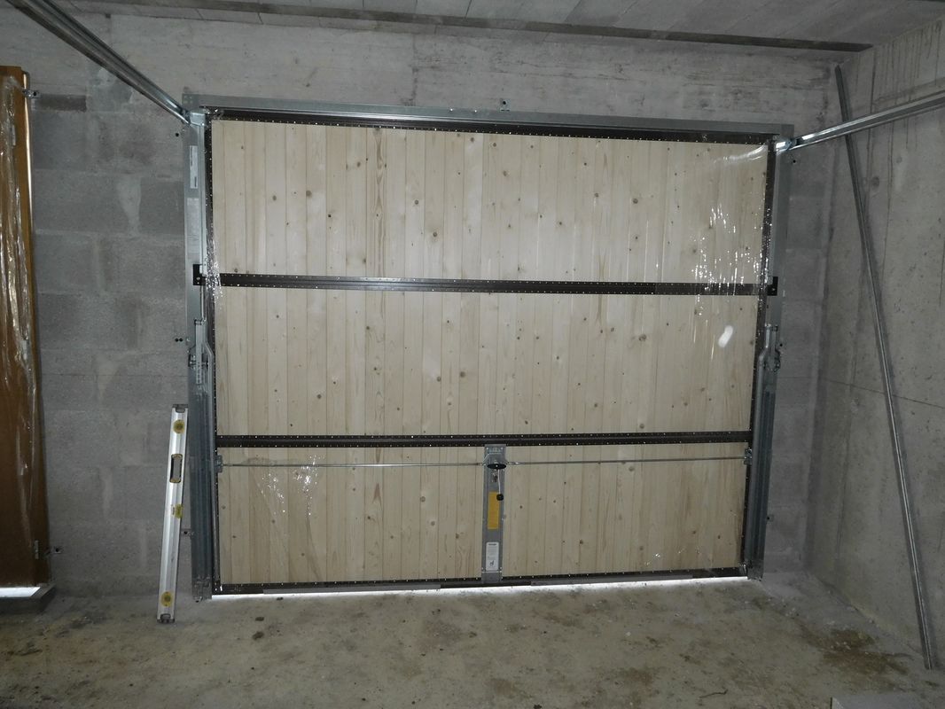 La porte de garage basculante habille bois rend plutt bien. On sent qu'elle est lourde mais les ressorts font bien leur boulot et elle se manipule assez facilement.
<br />
Vue intrieure.