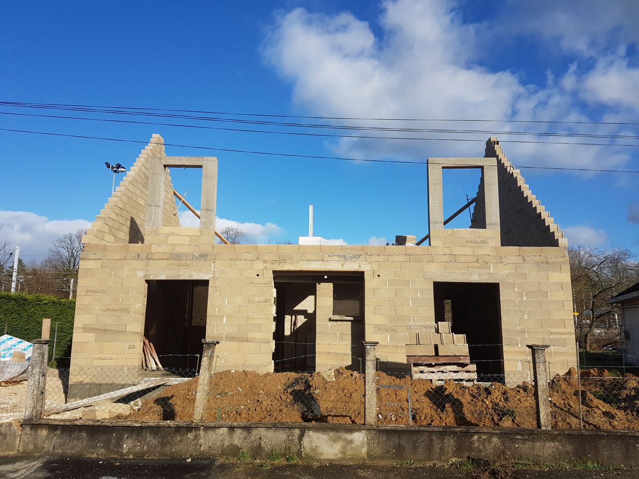 pignons gauche et droit fini et élévation des encadrement de fenêtres en facade...