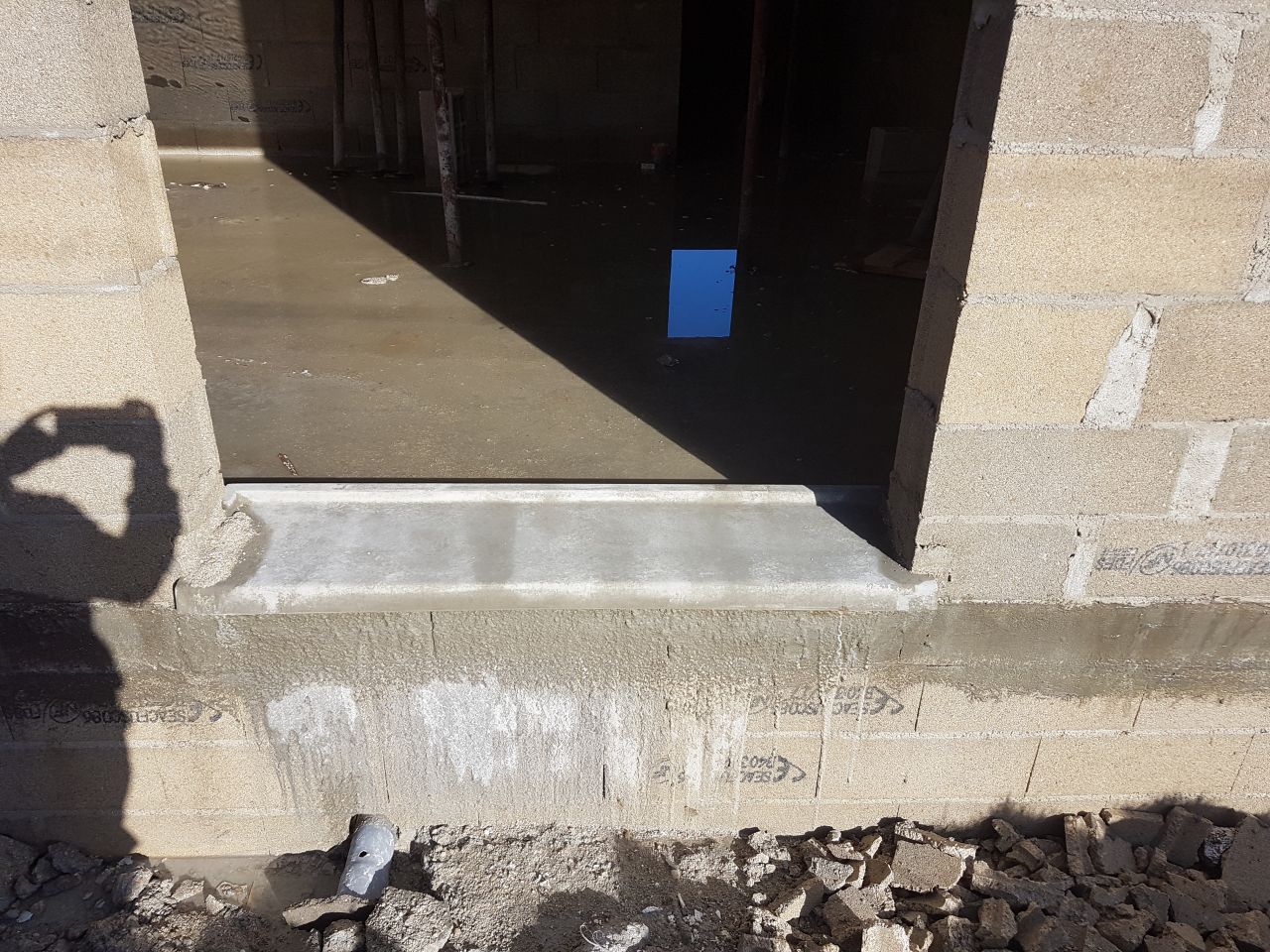 pose du seuil de la porte fenêtre de la chambre