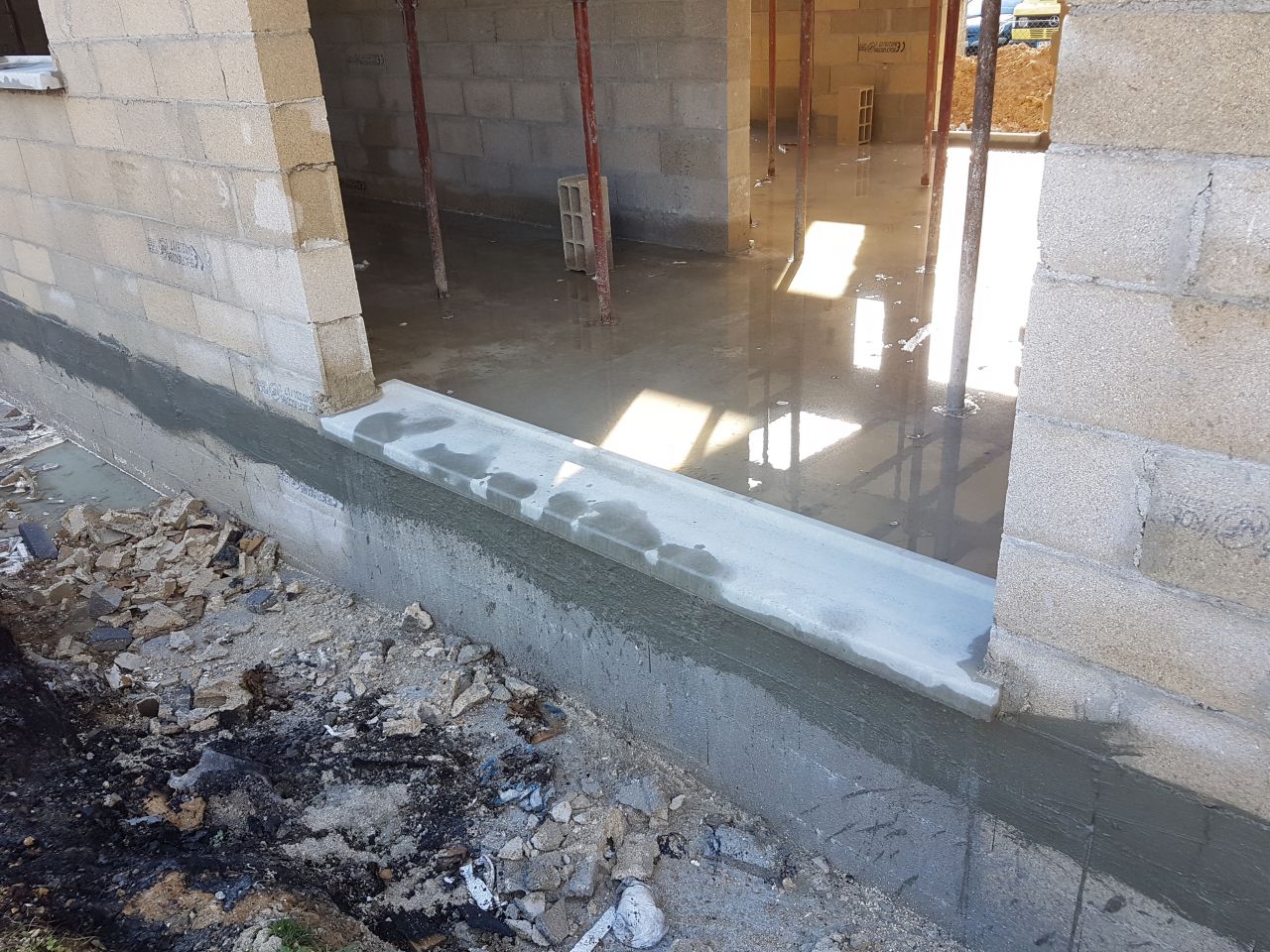 seuil de la porte fenêtre de la salle a manger coté jardin...fini