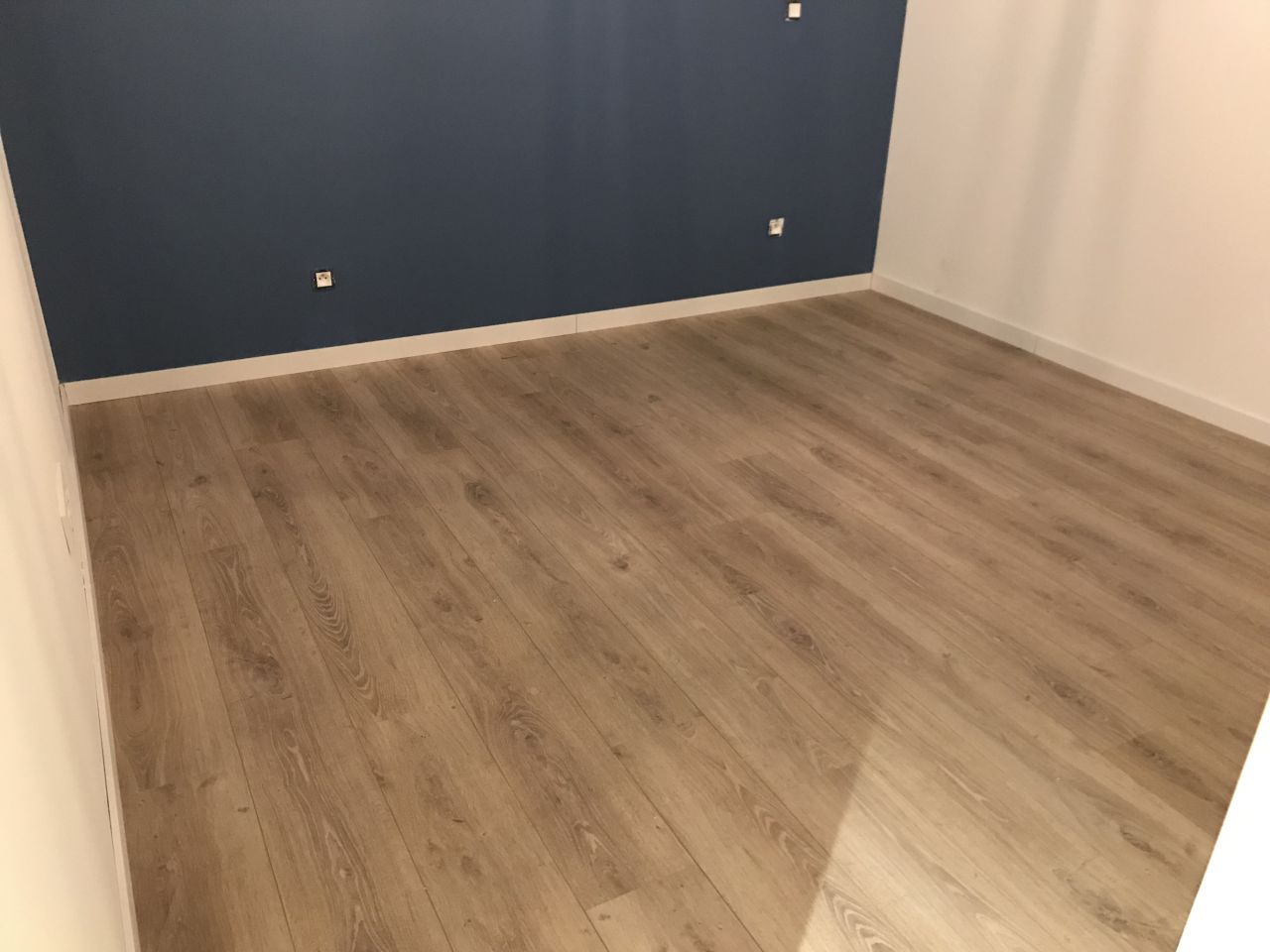 Parquet stratifié chêne Victoire Leroy Merlin et plinthes blanches Dispano