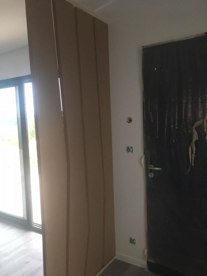 Préparation du Claustra qui va séparer l'entrée de la cuisine