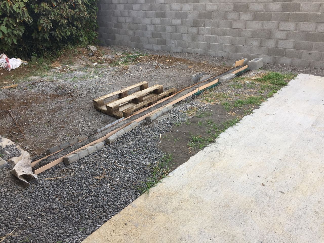 bande béton pour rehausser le niveau des bordures et rallonger espace de stationnement