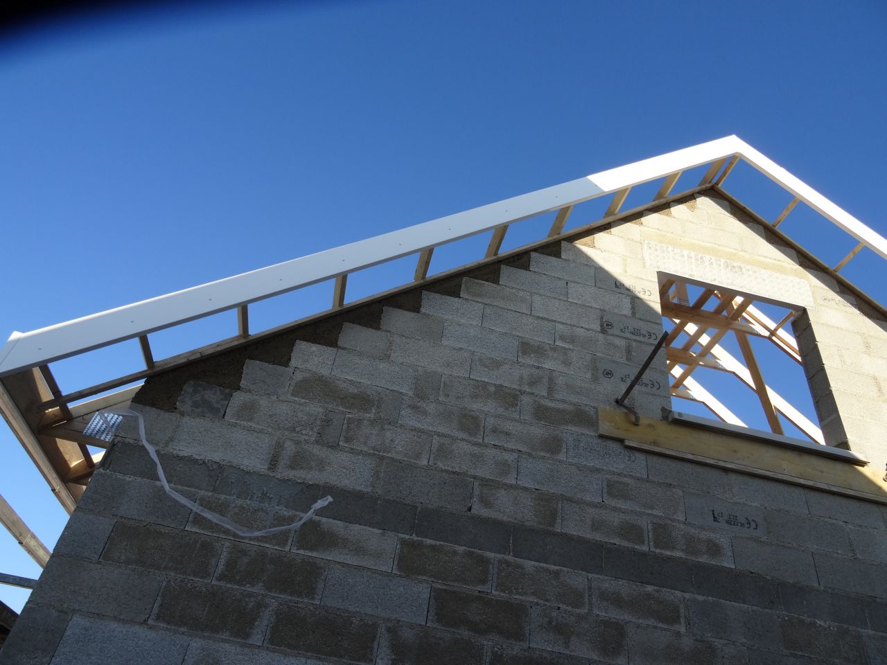 Arase du pignon du garage + pose du seuil de fenêtre