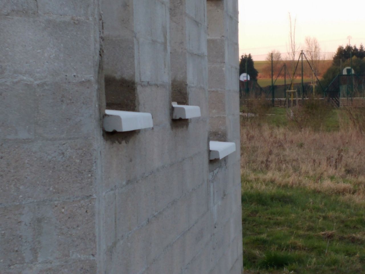 Appuis de fenêtre :
<br />
 - cellier
<br />
 - toilettes RDC
<br />
 - chambre parentale