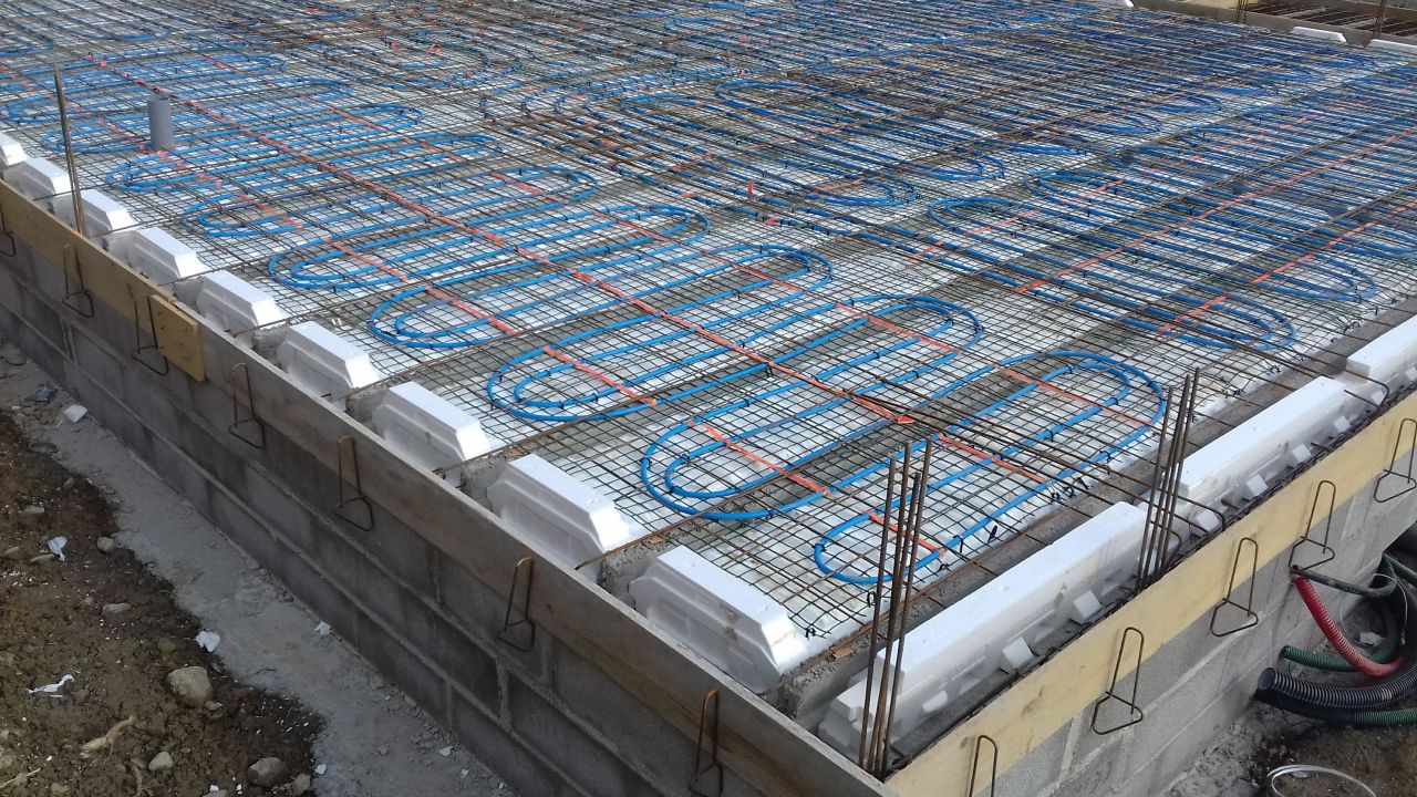 Plancher chauffant coul dans la dalle de compression