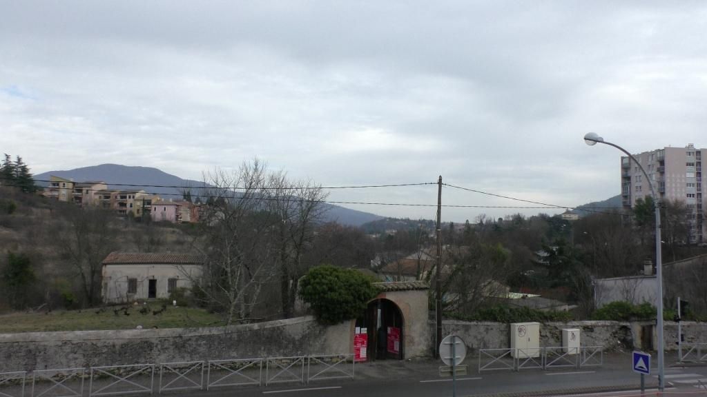 La barrire installe laisse un passage limit que l'on veut m'interdire.
<br />
Le passage protg  droite pourrait tre dplac prs du parking.