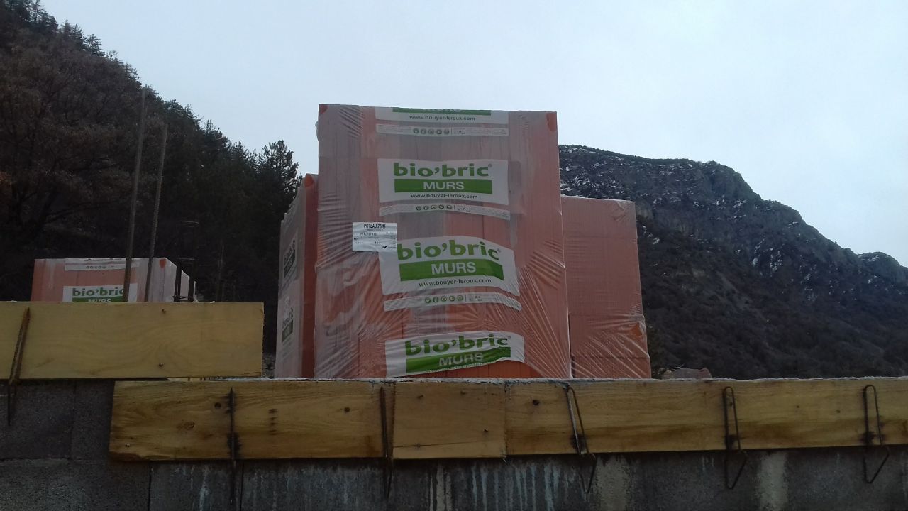 Livraison des briques après la neige