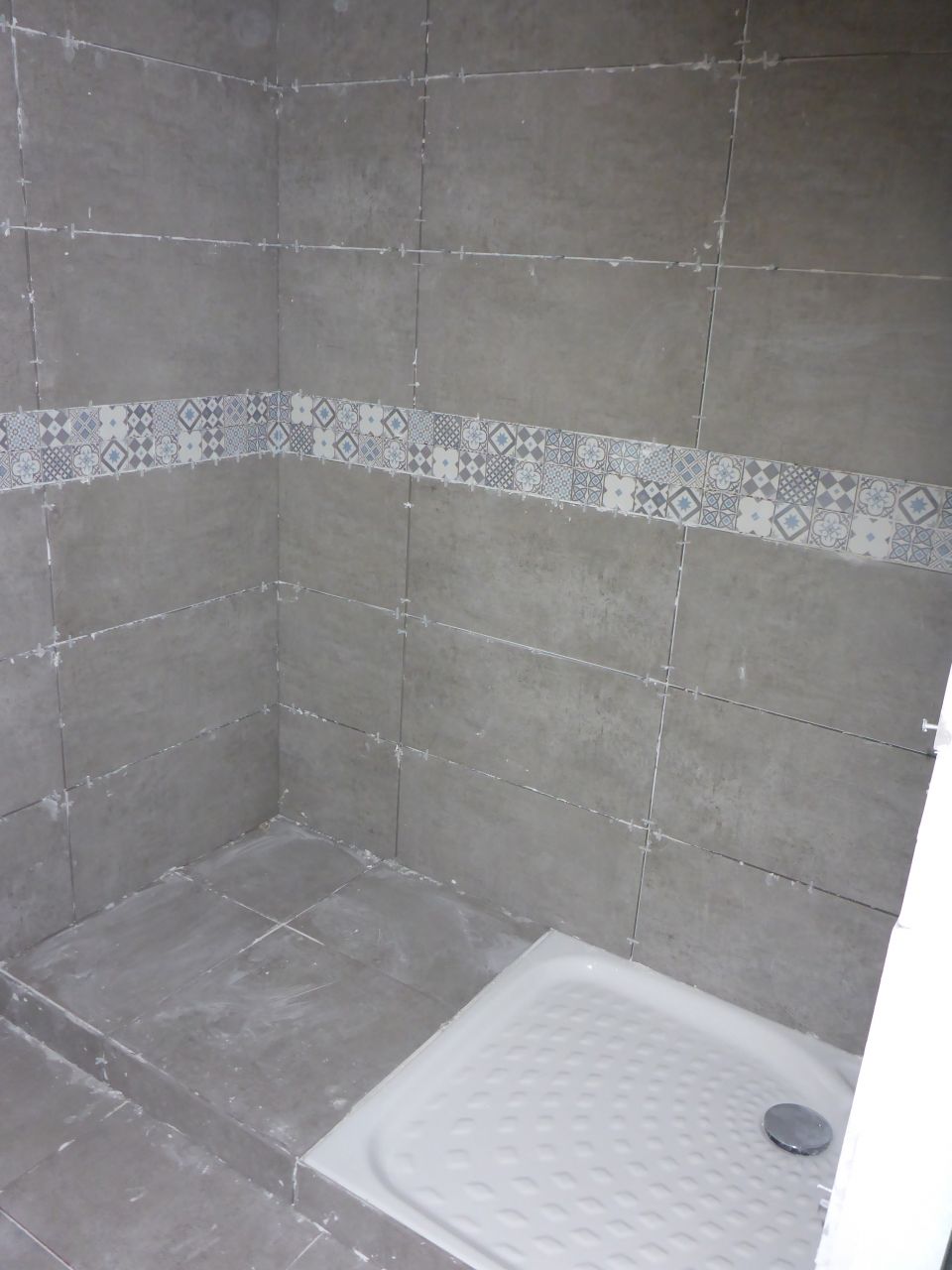 Douche et sol de salle de bain