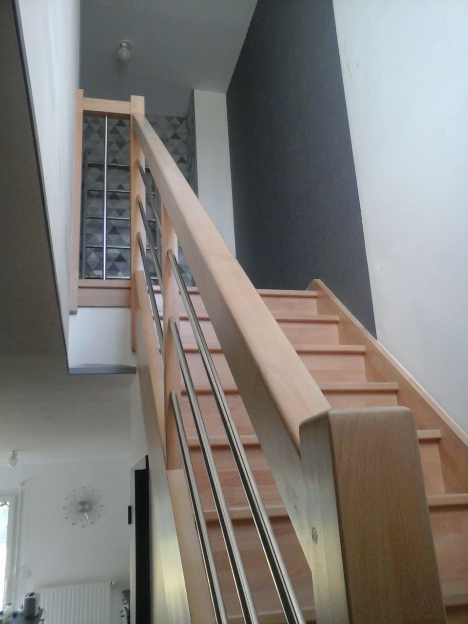 escalier pour orchidée, avec le papier peint en perspective a l'arrière