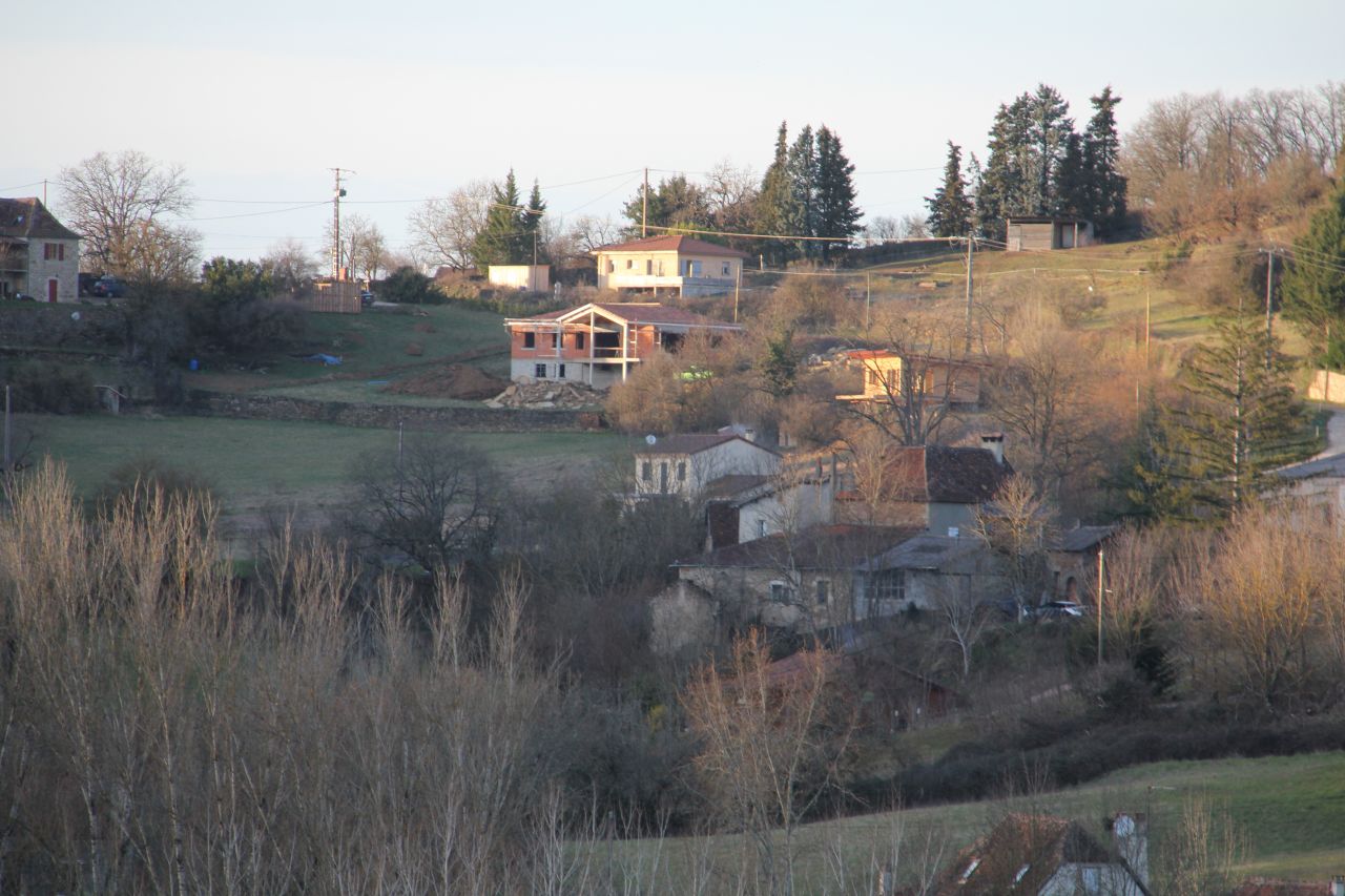 Maison et terrain du bas vus de la route La Cassagnolle - Le Mas du Noyer