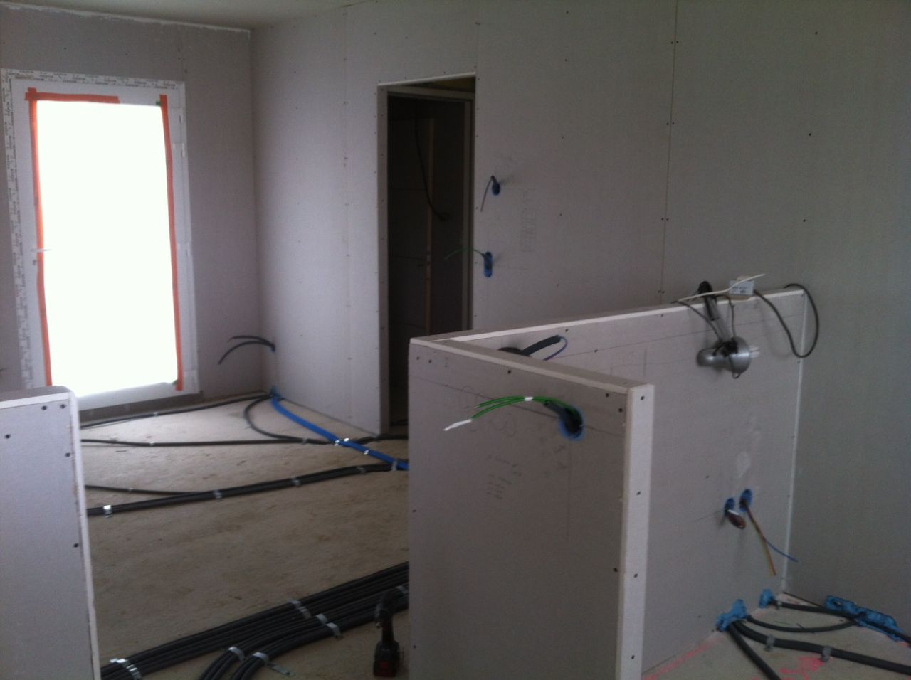 La filerie se termine ... domotique knx inside (fil BUS vert) ...