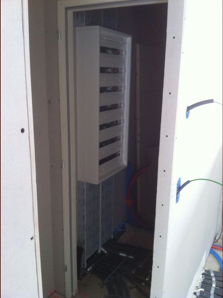 Sa se bouscule dans le local tech ... armoire domotique 55cm de large