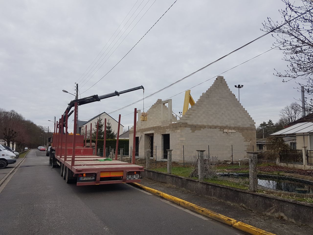 15h30 : Arrivée des charpentes .. enfin !!!!!!!!!