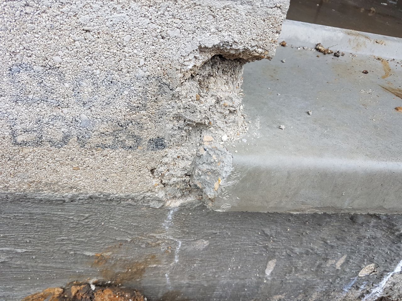 A ce niveau de négligence, est il possible de demandé le changement intégral du seuil de la porte fenetre..???