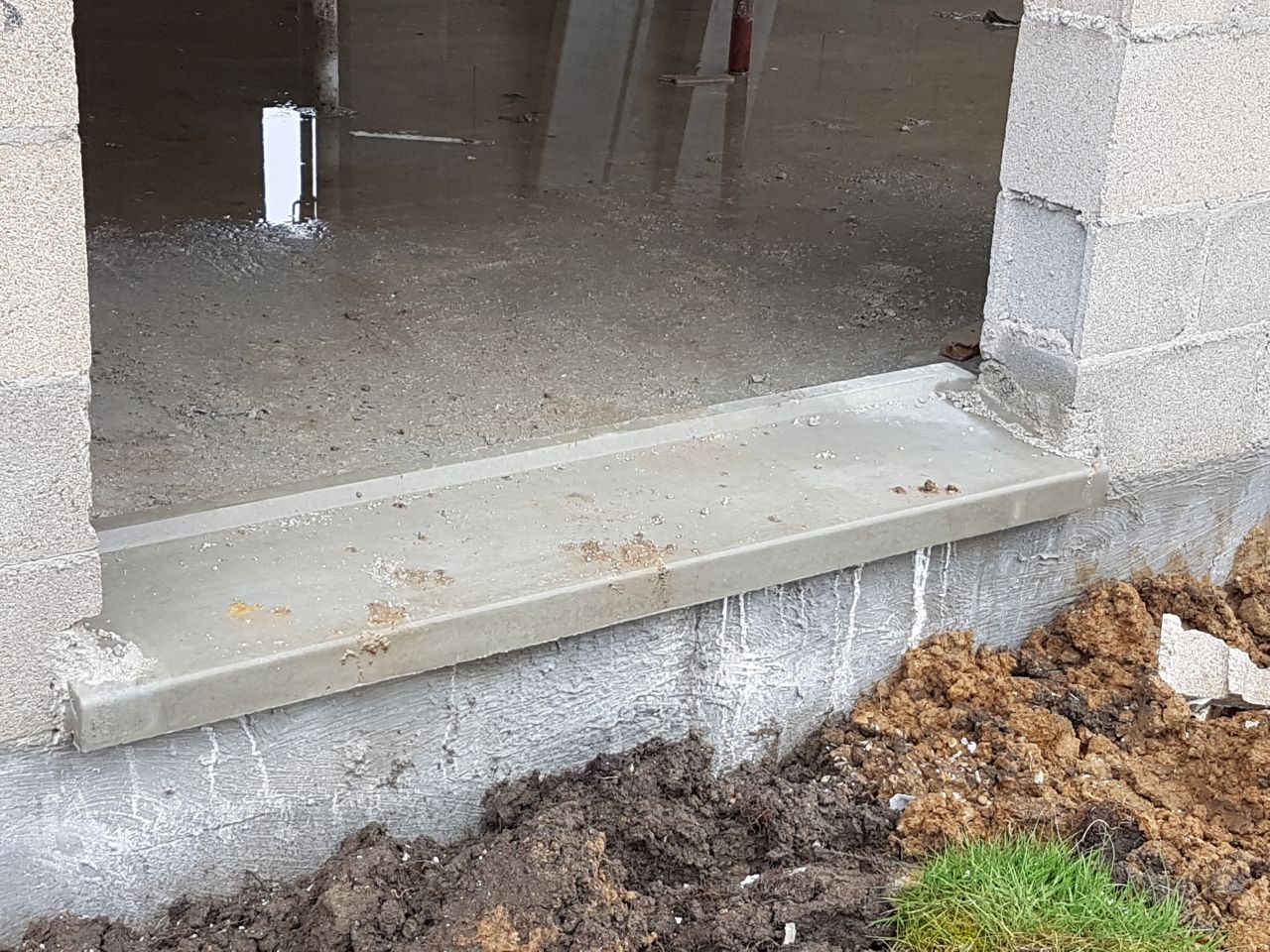 éclat constaté sur le seuil de la porte fenêtre arrière