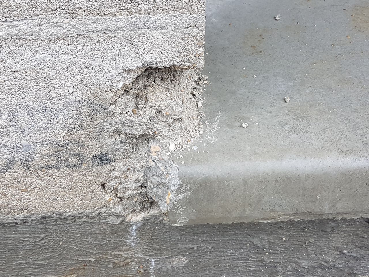 éclat constaté sur le seuil de la porte fenêtre arrière