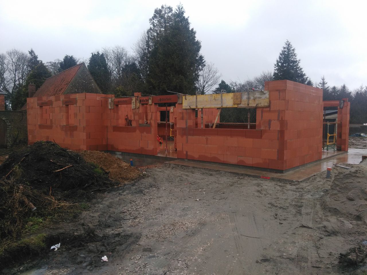 Elevation des murs en cours