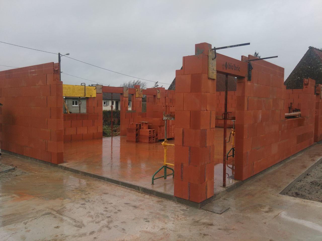 Elevation des murs en cours