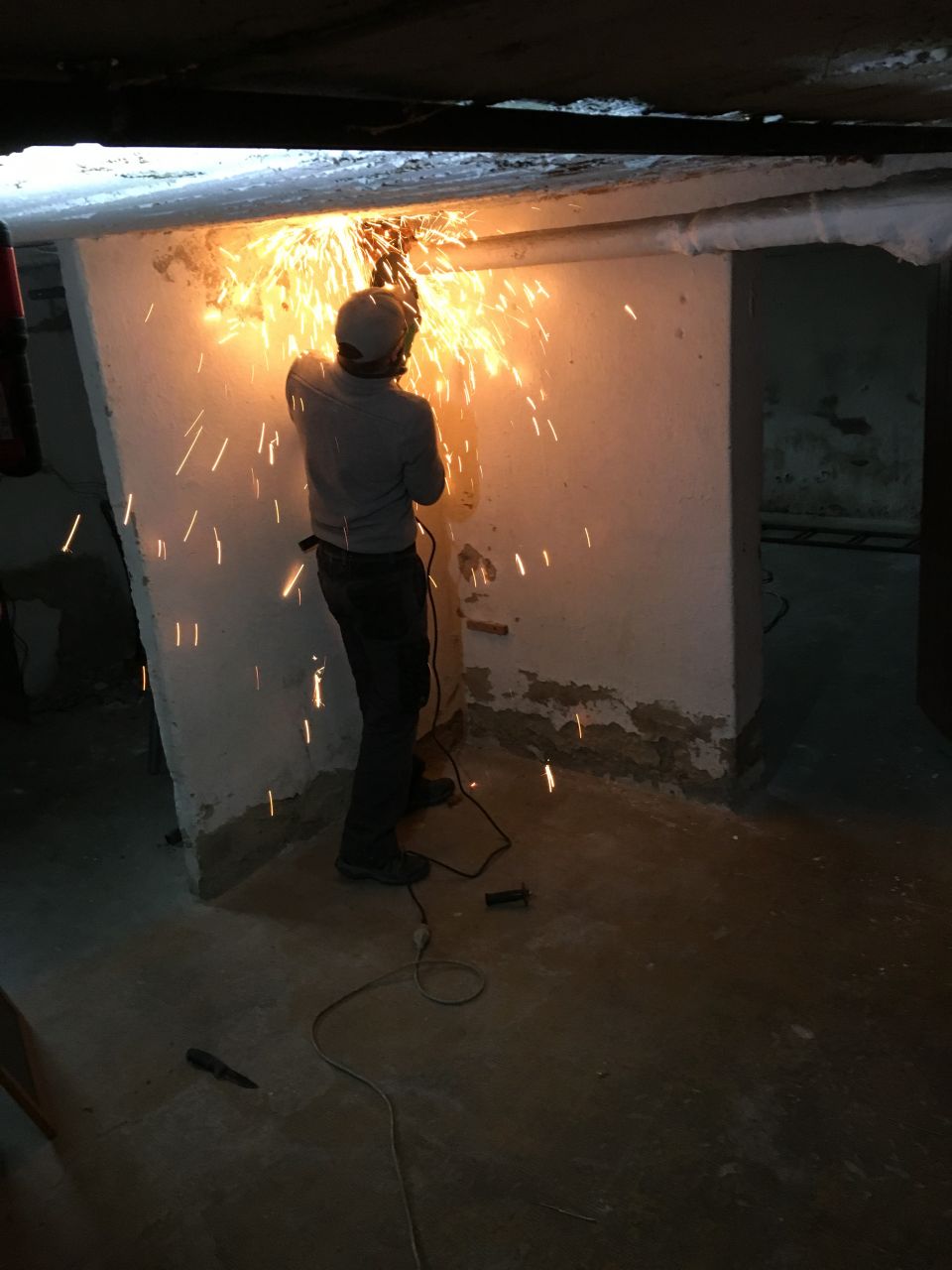 Dmontage tuyaux de chauffage au sous-sol
