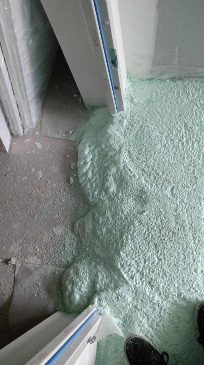 Isolation en forme de pâte a Marshmallow pour le chauffage au sol. Un fois sec ça ressemble un peu a du polystyrène dense.