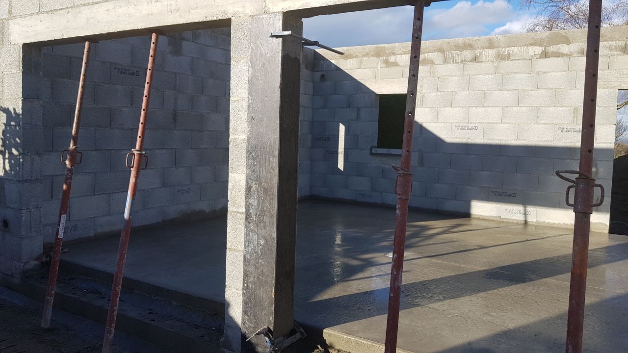 Finition de la pile entre les 2 portes de garage