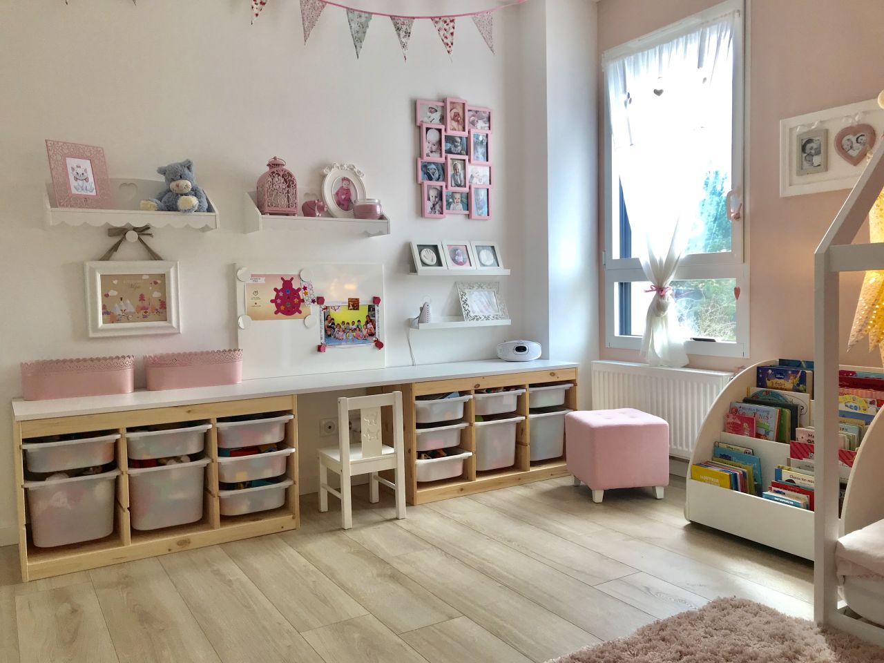 Chambre de notre fille - espace jeux / bureau