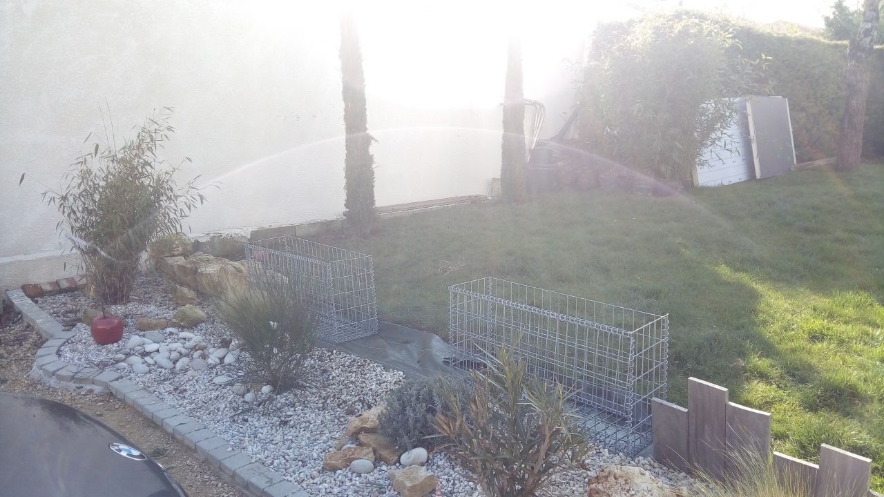2 Cyprès, prépa Gabion voici les travaux de ce jour.

Restera à planter les bambous non traçant lorsque la haie de thuyas aurais été enlevé (au fond à droite)