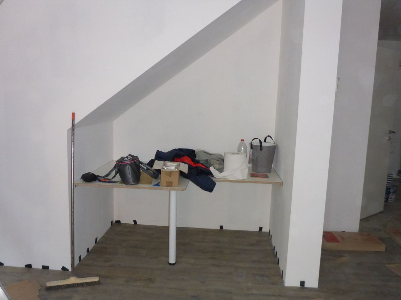 Aménagement niche sous l'escalier en bureau