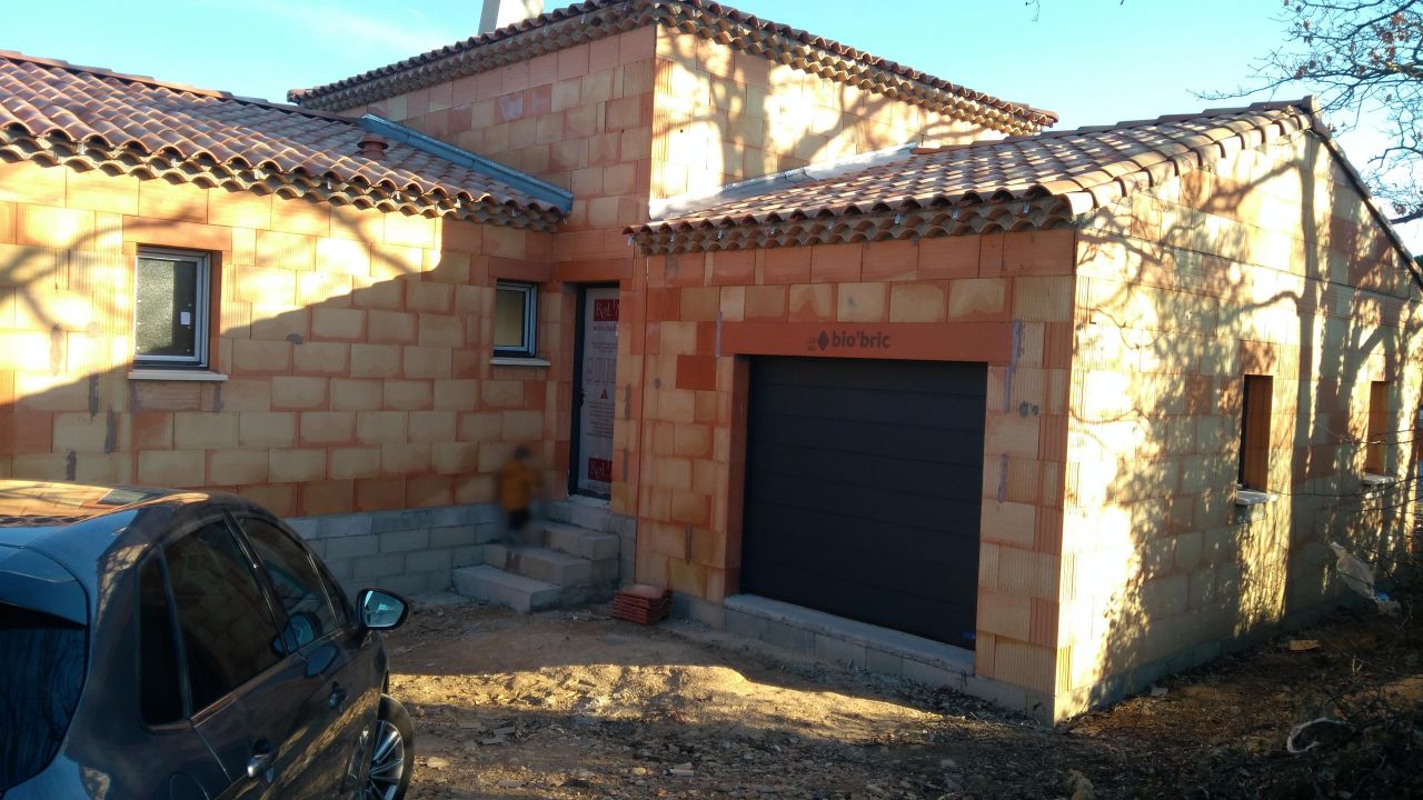 Porte d'entre en mtal Bel'M et porte de garage sectionnelle motoris.