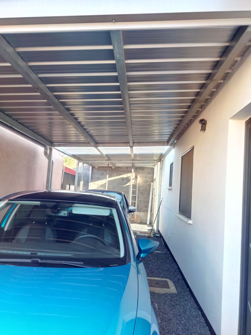 abris voiture rallongé
<br />

<br />
avec 2 toles transparentes pour garder la luminosité
