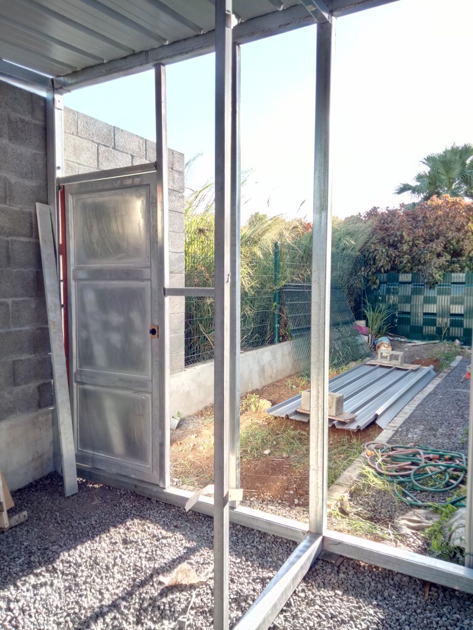 abris voiture rallongé
<br />

<br />
avec 2 tôles transparentes pour garder la luminosité
<br />

<br />
structure abris de jardin commencé également
