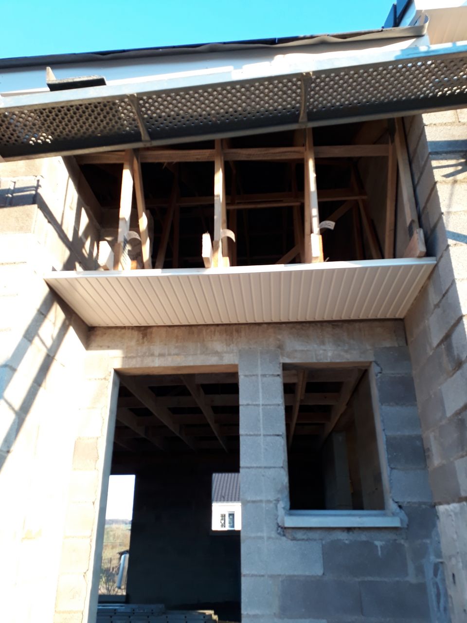 Porche de la porte d'entrée. Charpente posée sur le mur qui a du être coupé