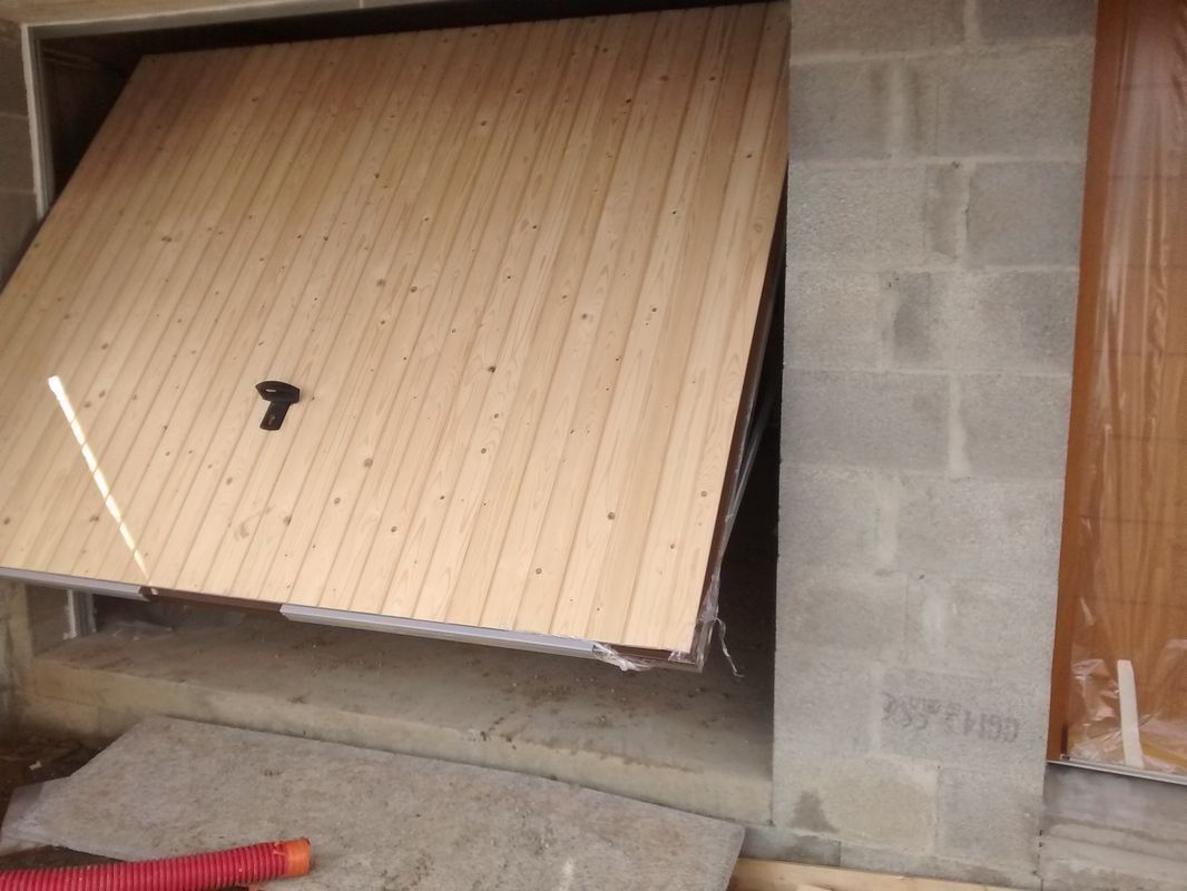 La porte de garage travaille beaucoup avec l'humidit et les basses tempratures.
<br />
Mon CdT me dit qu'il faut attendre qu'elle reprenne sa forme  des conditions plus clmentes et qu'il faut la traiter (huile)  ce moment l pour la stabiliser en dimensions.
<br />
Je pense quand mme que je dmonterai quelques lames pour rduire les languettes d'1 mm chacune et offrir au bois plus de marge pour se dilater. (Il ne faudra pas trop en enlever sinon je vais me retrouver avec des trous  la contraction du bois.