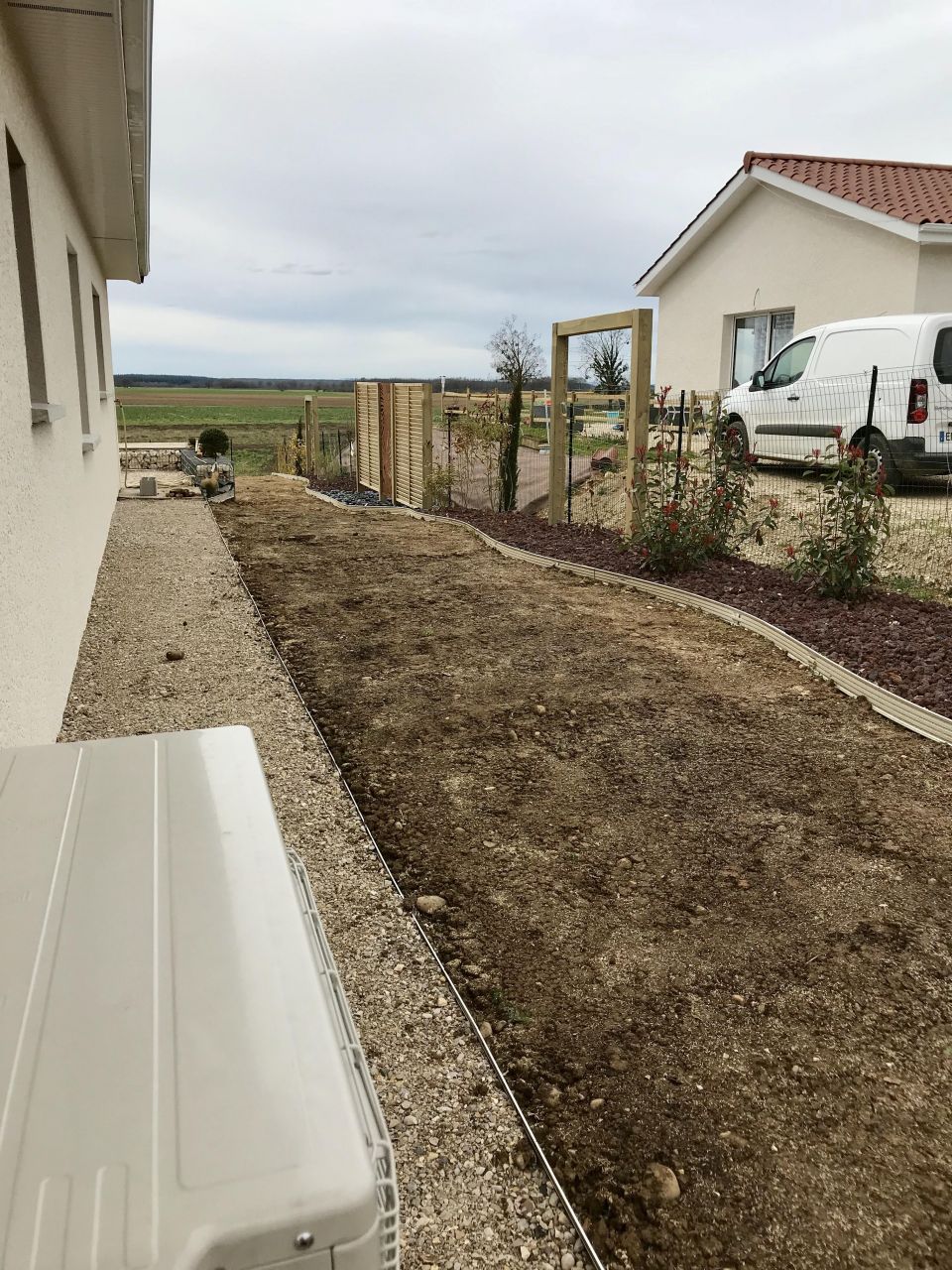 Semis gazon et bordure alu pour délimiter gravier/gazon