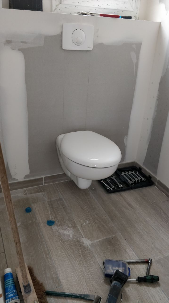 WC suspendu, on reflechi a deja le remplacer par des WC a la japonaise. Le voyage a la fin de l'année nous decidera, ou pas