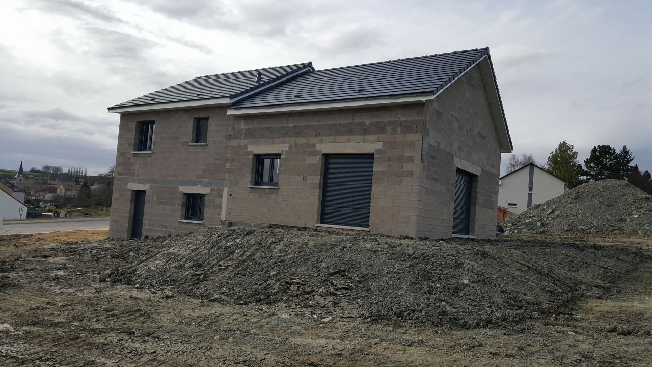 Vue facade sud-est du fond du jardin