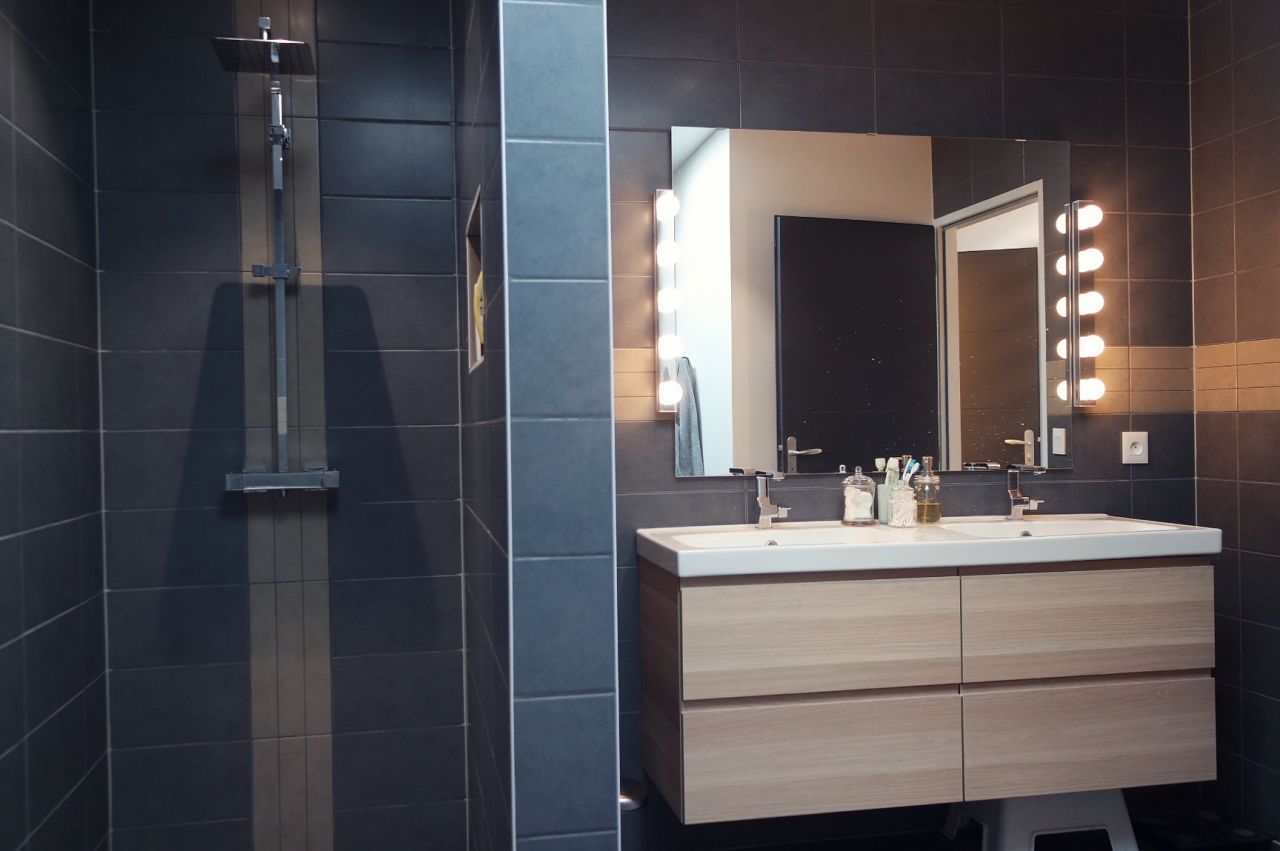 Coin douche et double-vasque de la salle de bain