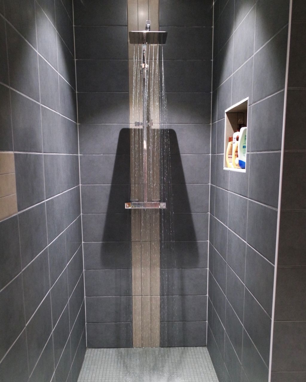 Douche à l'italienne avec niche de rangement