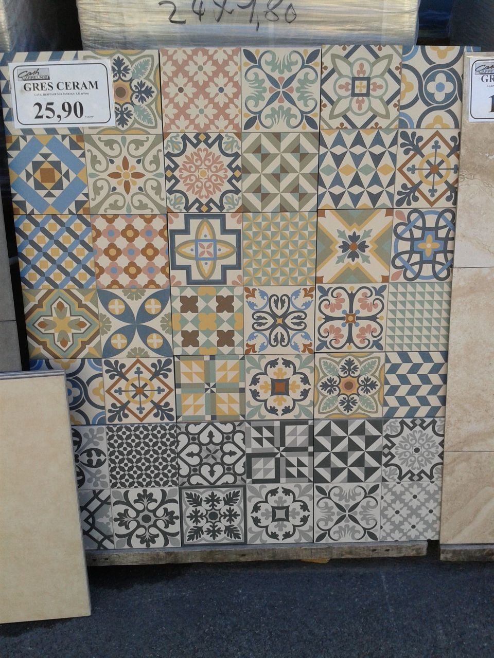 carreaux ciment pour les toilettes, noir et blanc pour le rdc et couleur pour l'étage