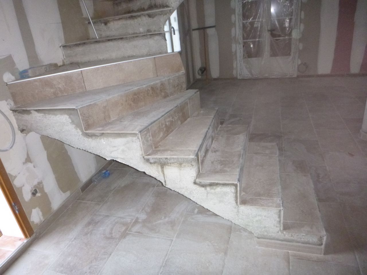 réalisation du carrelage de l'escalier, avec marche, contre marche et baguette.