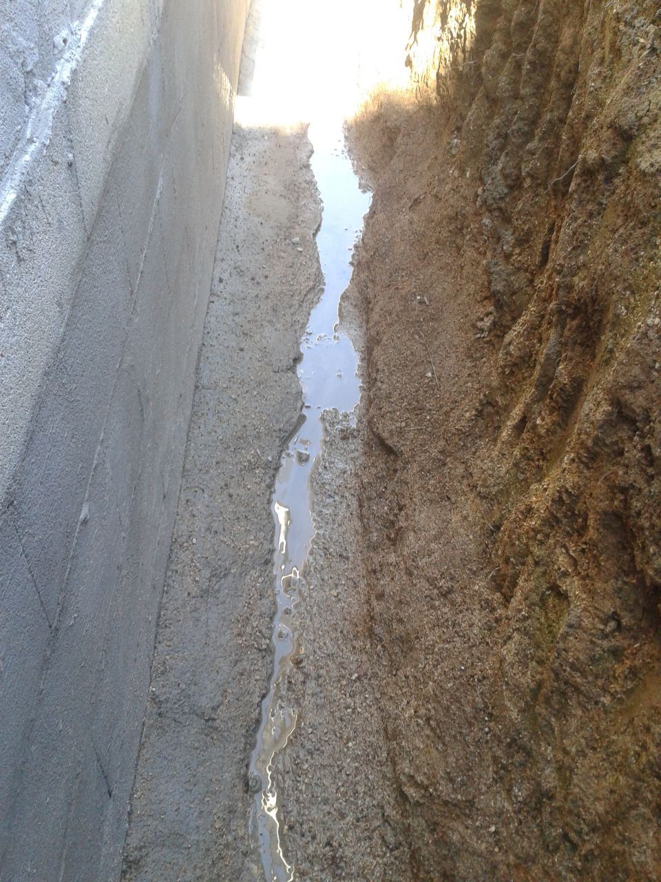 source derrière la maison... même plusieurs jours après la pluie, ça continue à couler.