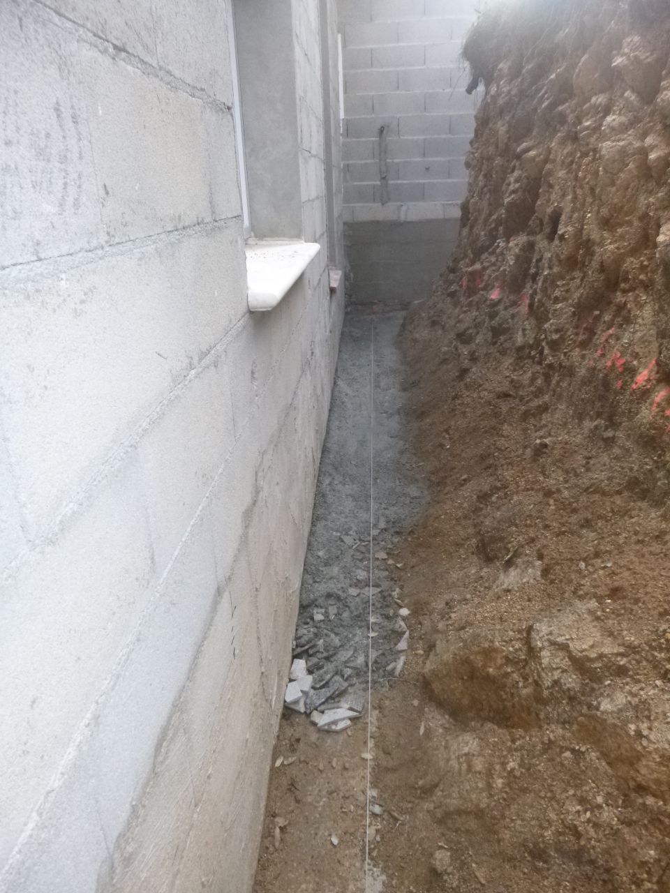 réalisation d'une cunette en pente pour guider les eaux....