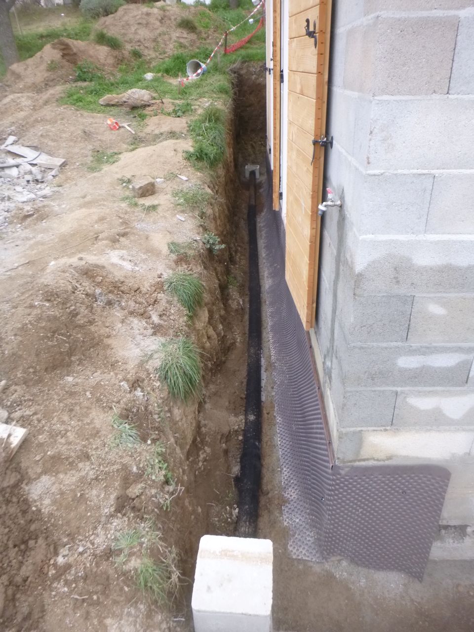 pose du drain, batifibre, qui sont des élèments de drainage avec cunette intégrée et fibre de filtration anticolmatage.