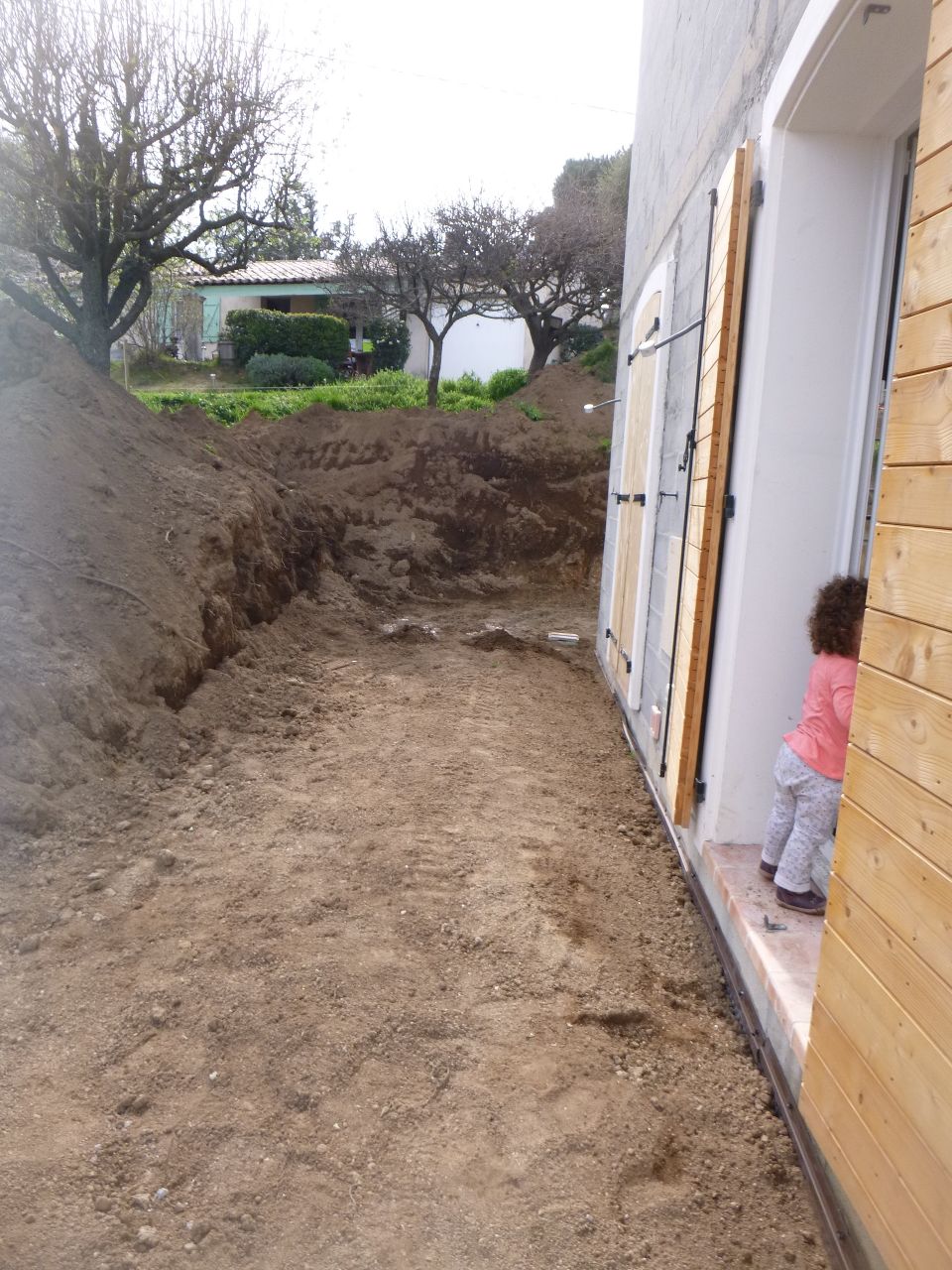 Remblaie des terres, contre la maison
