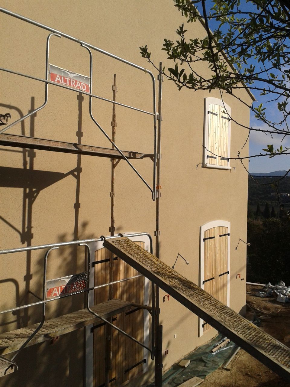 première façade finie ensoleillée.