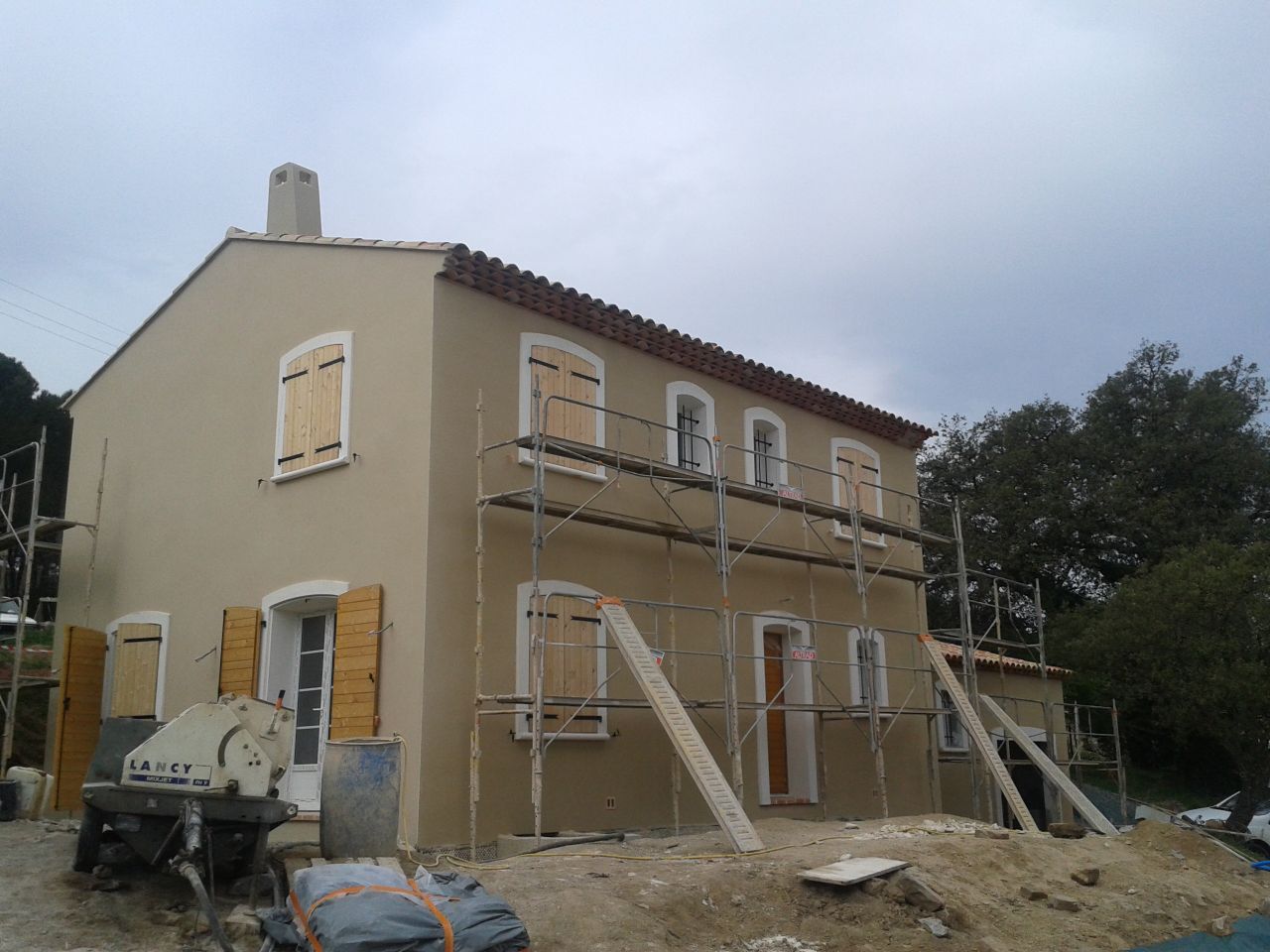 Il ne manque plus que le pignon nord, coté garage et c'est fini.