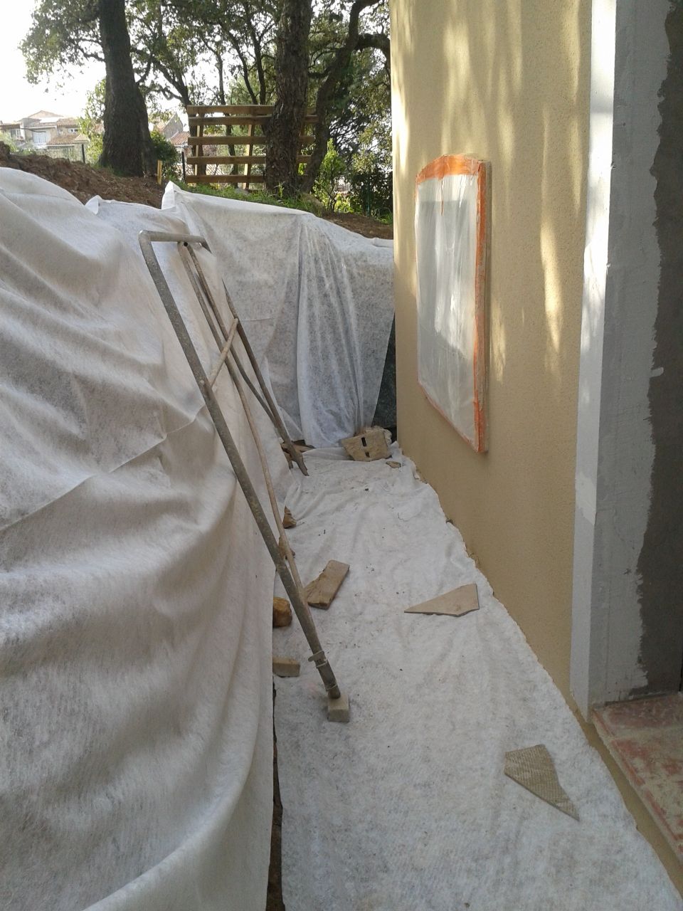 mise en place de geotextile de protection, afin d'eviter des taches en cas de pluies.