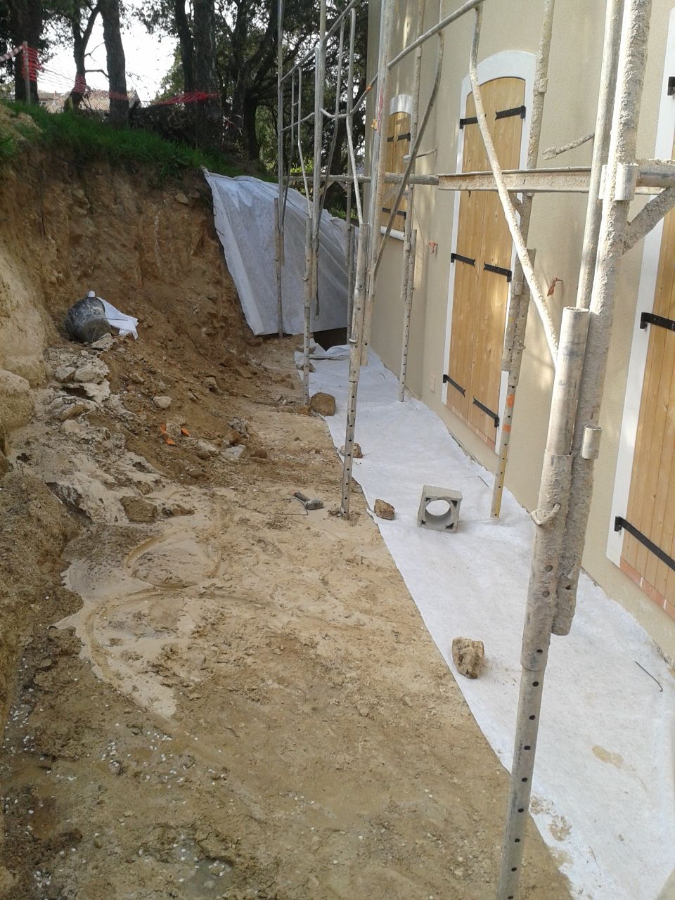 mise en place de geotextile de protection, afin d'eviter des taches en cas de pluies.