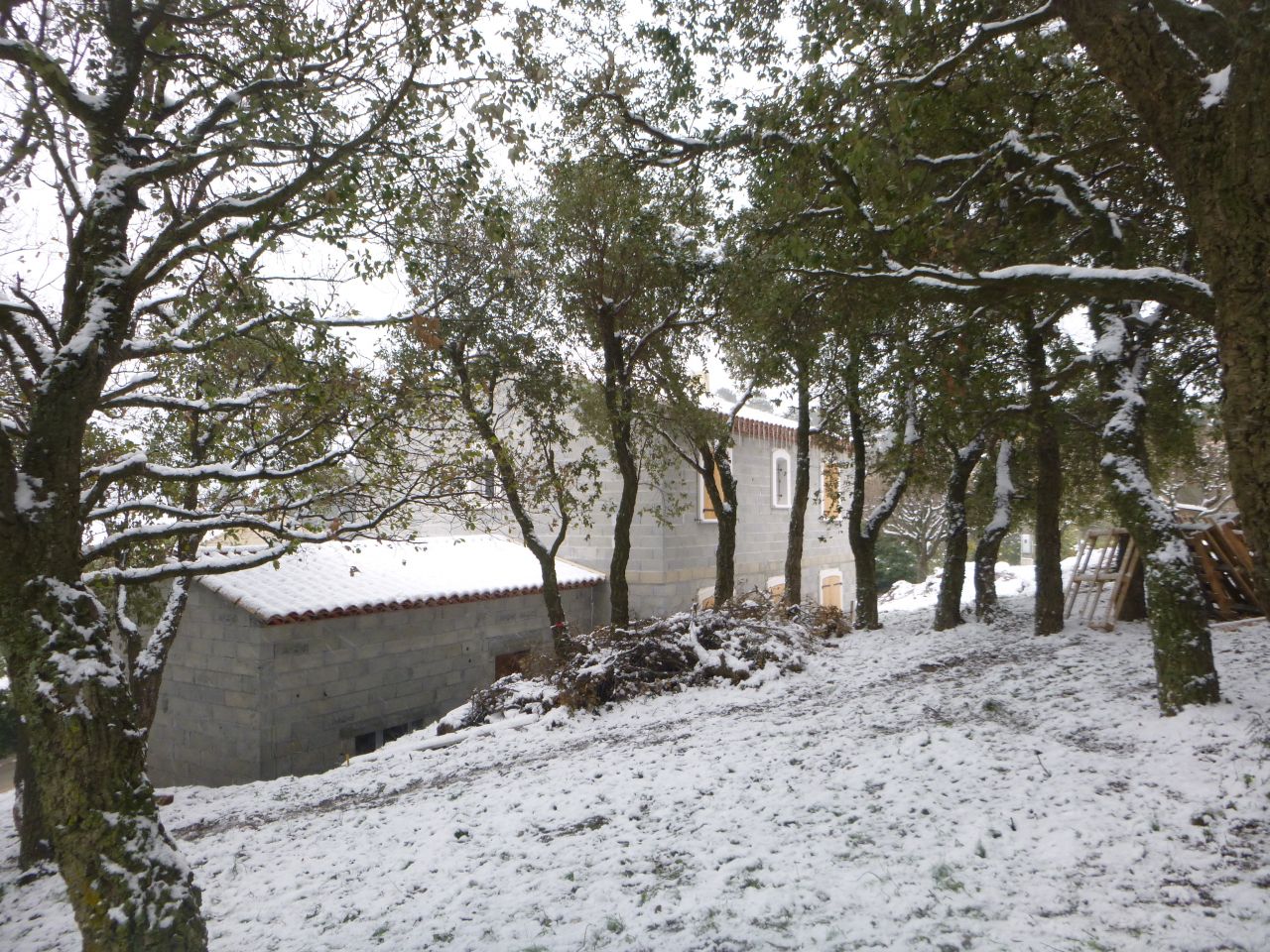 Maison sous la neige